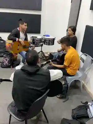 Clase de guitarra y práctica rítmica en AG Academy
