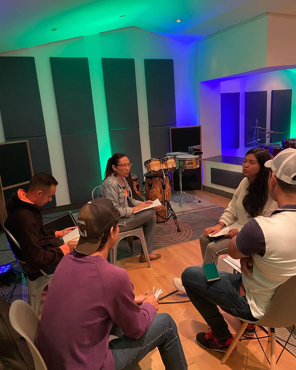 Estudiantes de AG Academy en una clase musical grupal